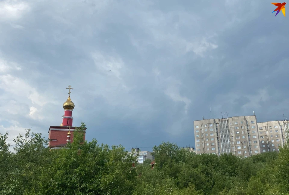 Небо в Мурманске темнеет на глазах.