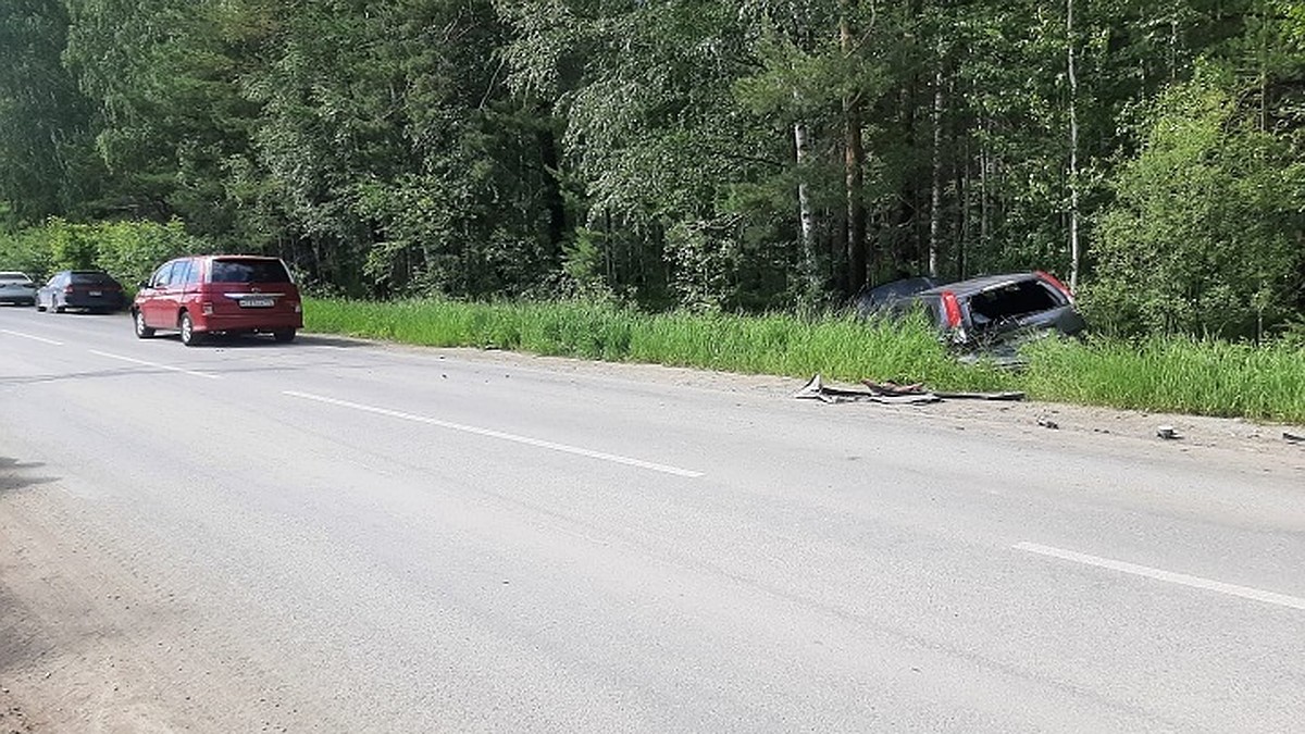 В Екатеринбурге иномарка на скорости влетела в стоящий автомобиль с  ребенком внутри - KP.RU