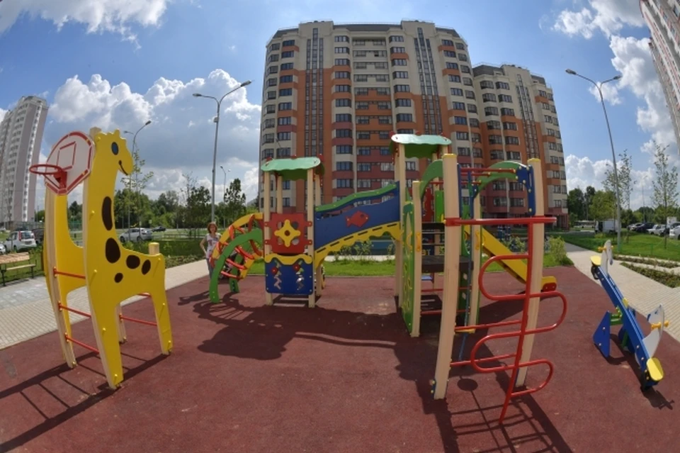 Новосибирцев очень волнует крайне близкое расстояние детских площадок от парковок.