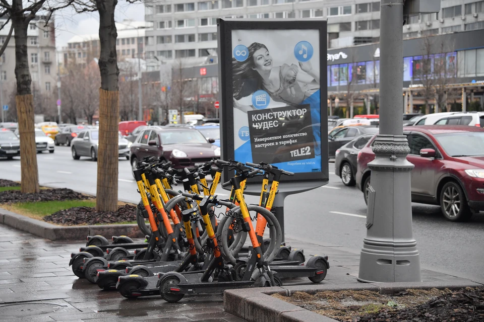 Мужчина выкинул электросамокаты в Москву-реку.