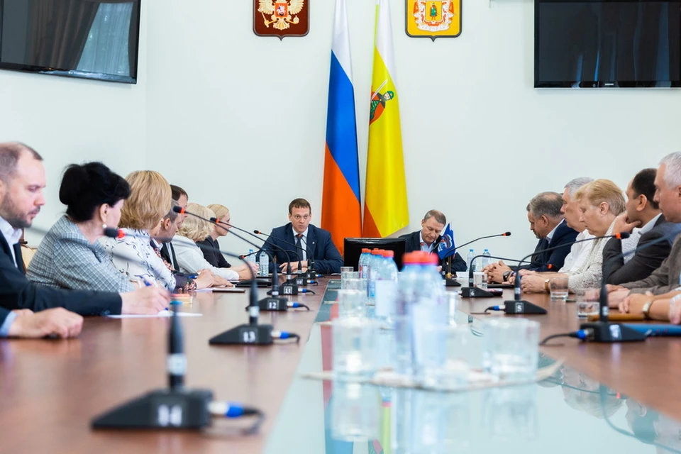 Во главе стола Павел Малков и Аркадий Фомин.