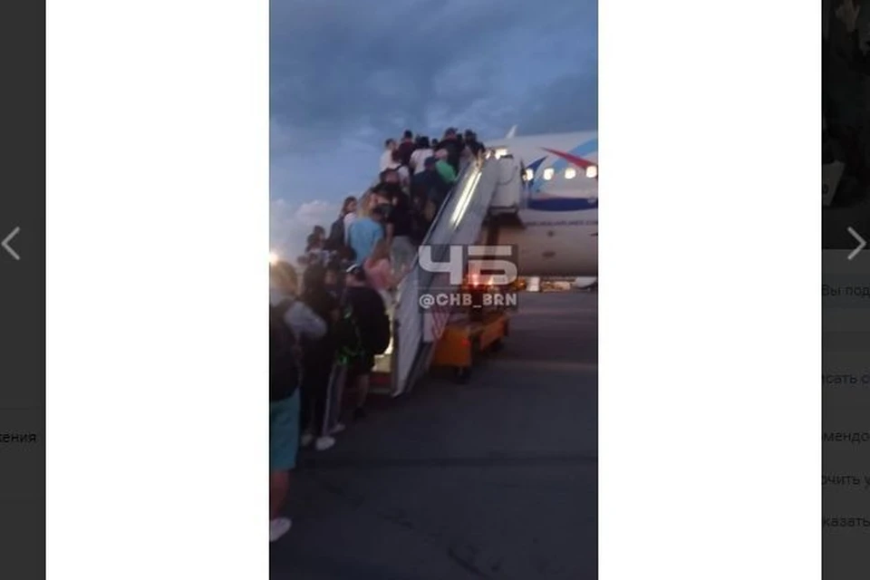 На трапе самолета, летевшего рейсом Москва –Барнаул, пассажиры устроили давку. Фото: скриншот с паблика "Черное и белое Барнаул"