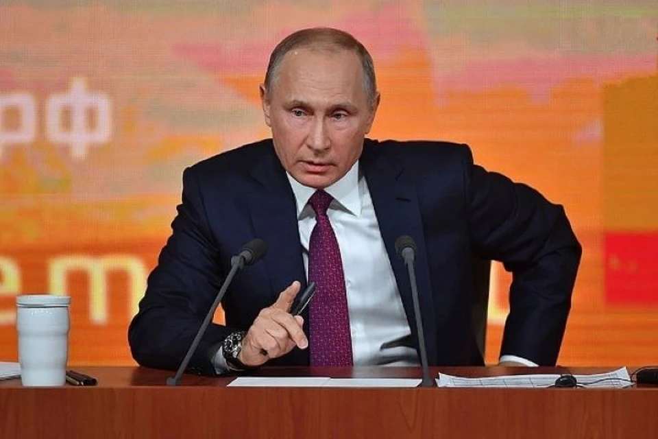 Путин поручил сдавать в Гохран подарки госслужащим из драгметаллов и драгоценных камней