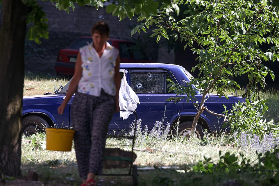 Местная жительница во дворе дома Центрального микрорайона города Ясиноватая. Фото: Егор Алеев/ТАСС
