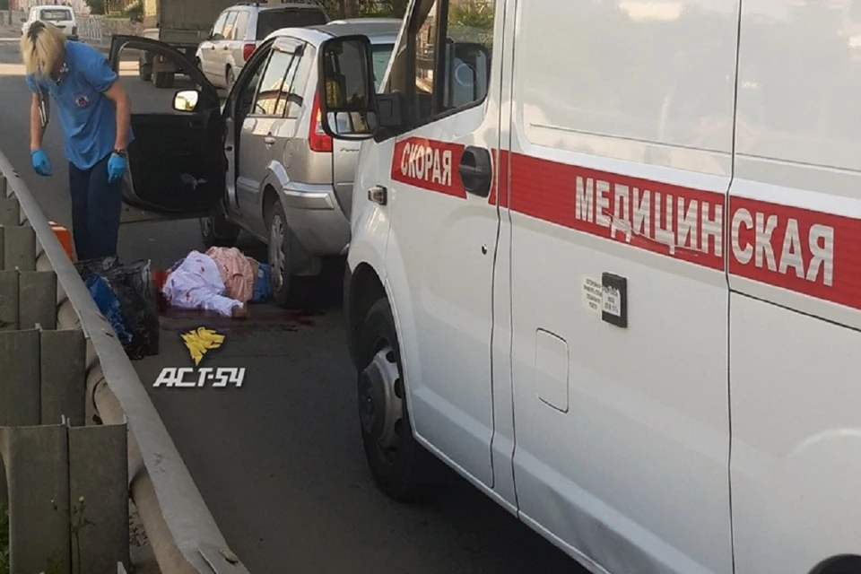 В Новосибирске на пешеходном переходе иномарка сбила женщину. Фото: "АСТ-54".