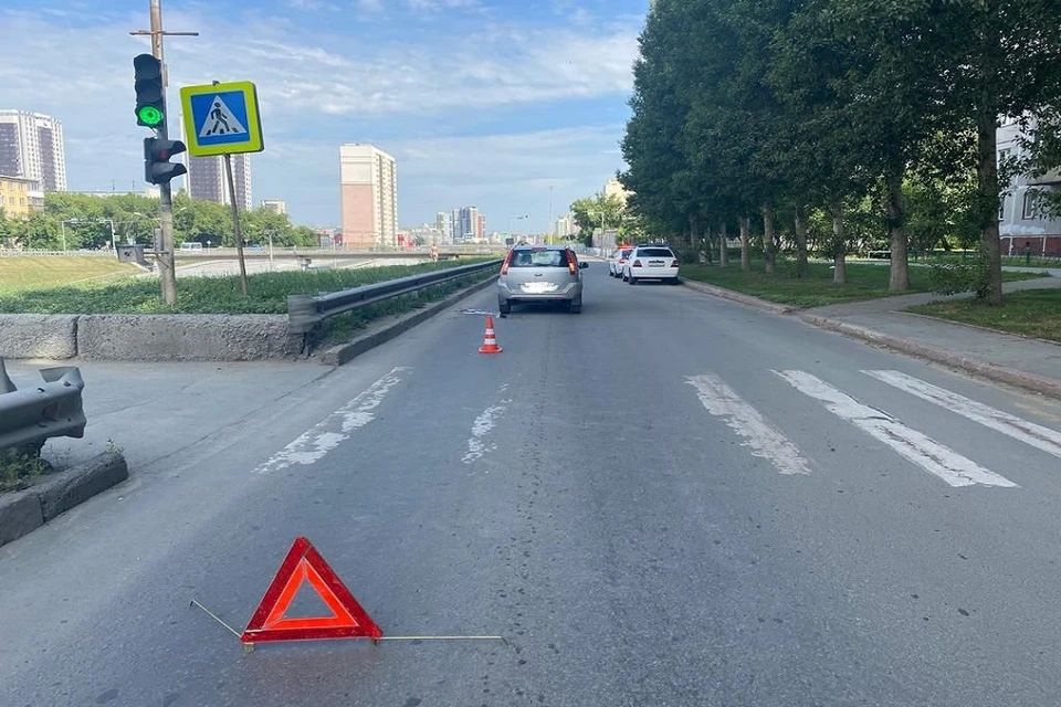 Произошла авария рядом с пешеходным переходом. Фото: ГИБДД по Новосибирску.