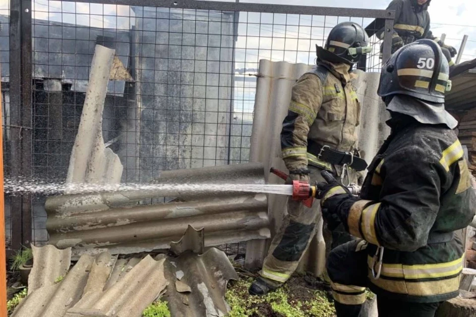 14 человек спаслись во время пожара в деревянном доме в Чунском районе