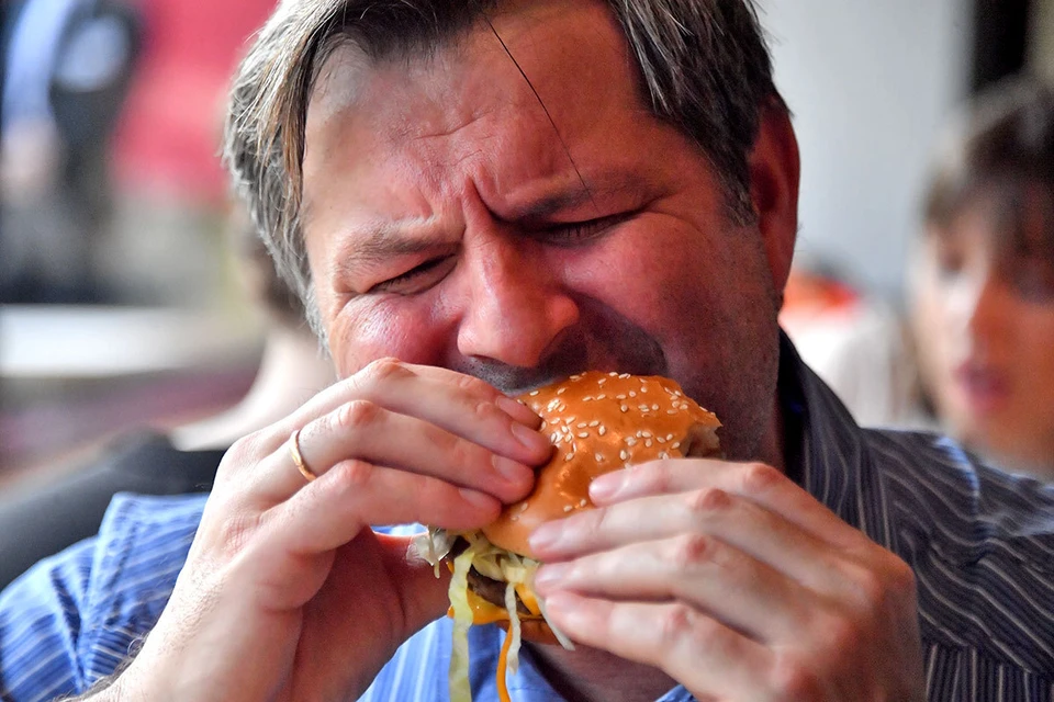 Гражданин жаловался, что уход закусочной причинил ему нравственные страдания.