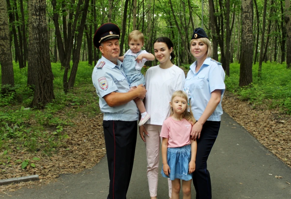 Приморский семья. Семья полицейских. Полицейский России. Полиция фото. Фотосессия семьи полицейских.