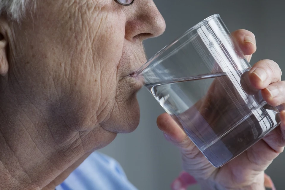 Эндокринолог рассказал, сколько воды в день нужно пить пожилым людям. Фото: tabletix.ru