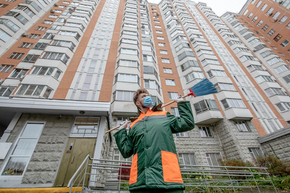 Речь идет о фирме, которая обслуживала здания на 8 улицах города