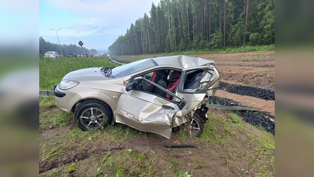 После ДТП в Пермском крае на автодороге Кунгур - Соликамск две машины  разбились всмятку - KP.RU