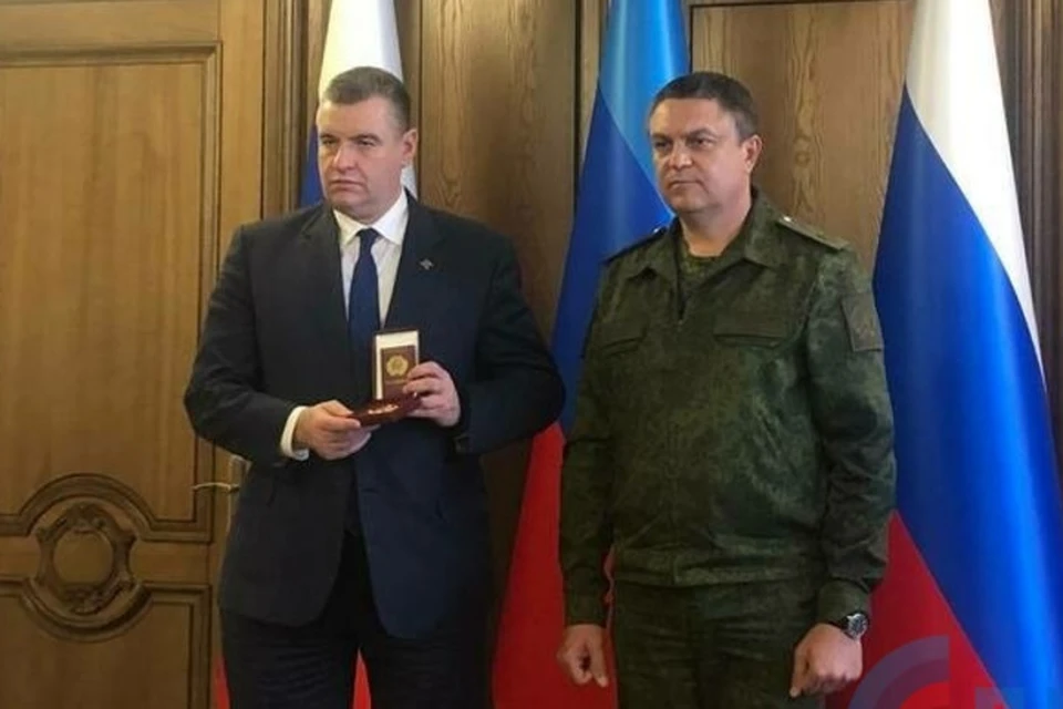 Глава ЛНР Леонид Пасечник передал награду основателя ЛДПР нынешнему председателю партии Леониду Слуцкому. Фото: ЛИЦ