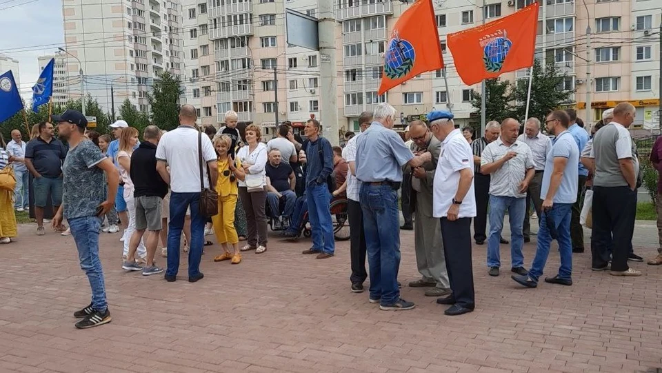 Представители общественных организаций встречали участников спецоперации. Фото Ирины Будниковой.