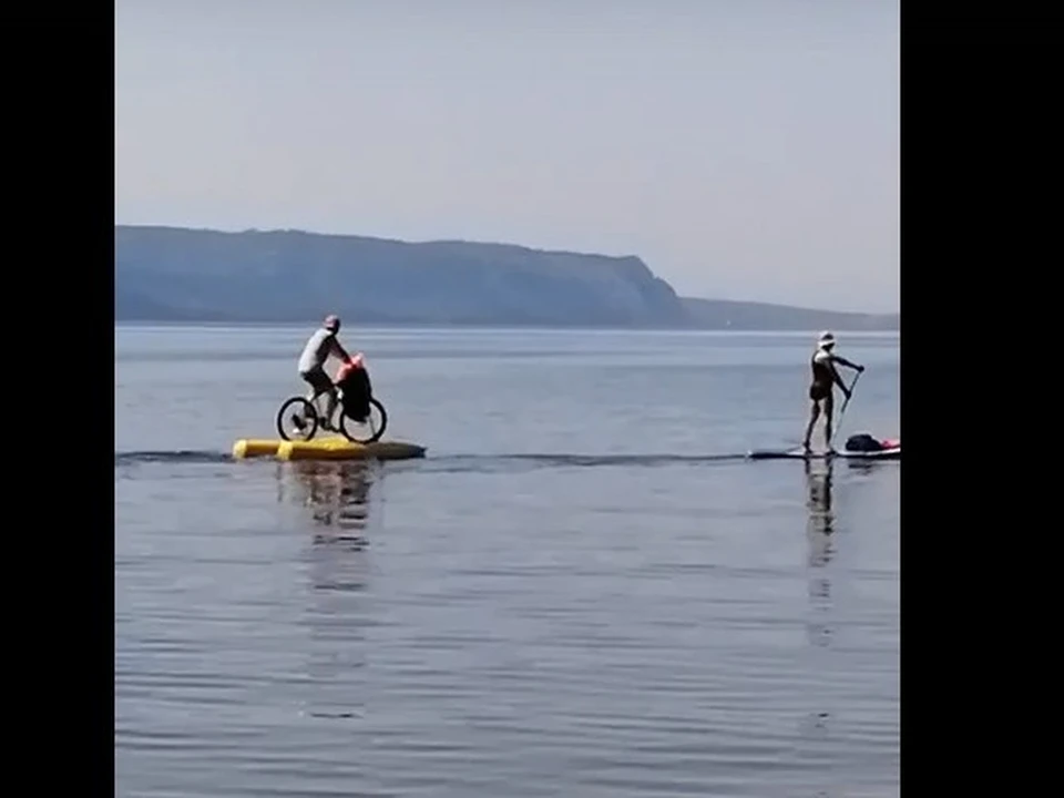 Необычное плавсредство удивило очевидцев