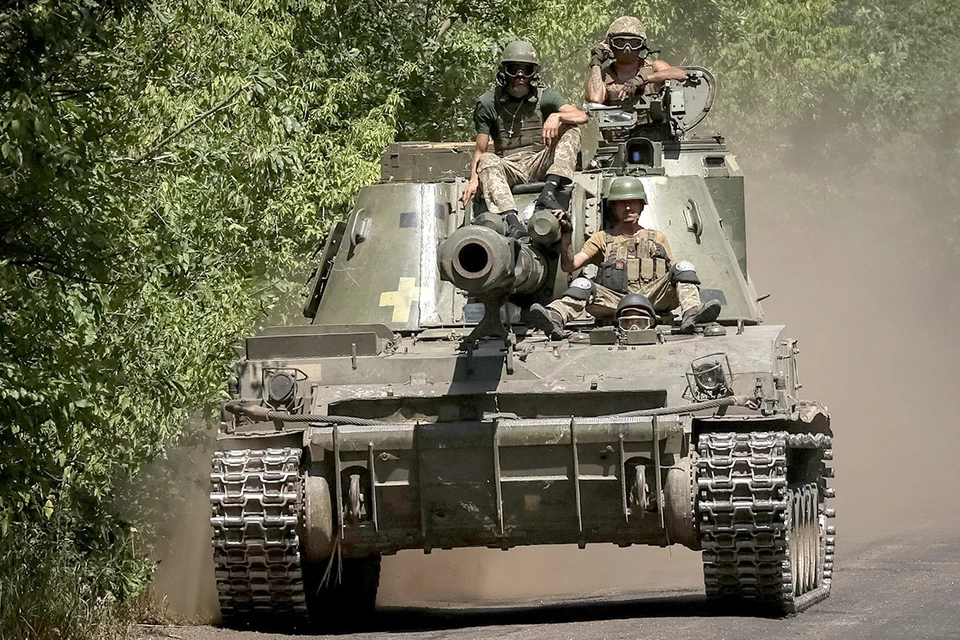 Самоходная установка ВСУ движется к линии фронта на Донбассе.