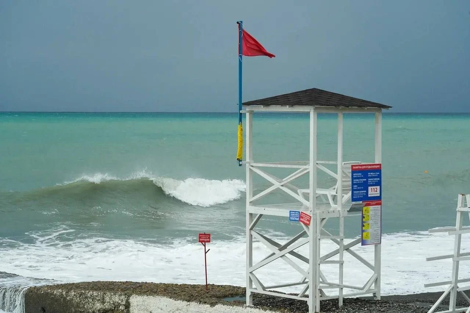 Море на курорте штормит