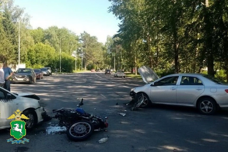 В результате столкновения 40-летний мотоциклист с травмами был доставлен в больницу.