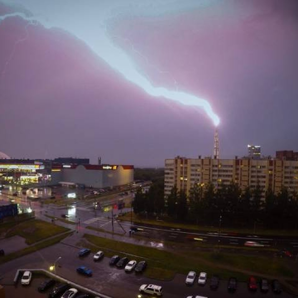 Молния ударила в «Лахта Центр» во время грозы в Петербурге - KP.RU