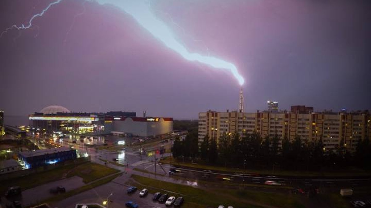 Молния ударила в «Лахта Центр» во время грозы в Петербурге - KP.RU