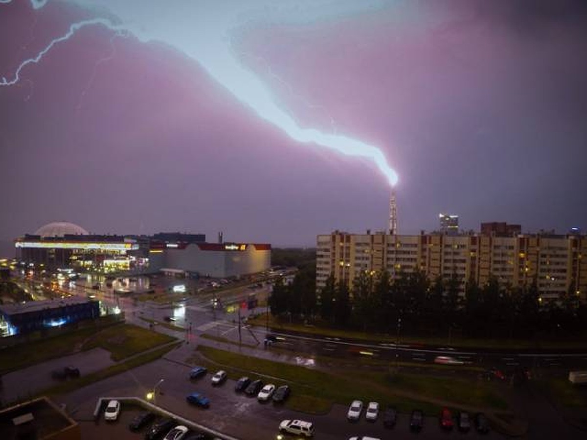 Молния ударила в «Лахта Центр» во время грозы в Петербурге - KP.RU