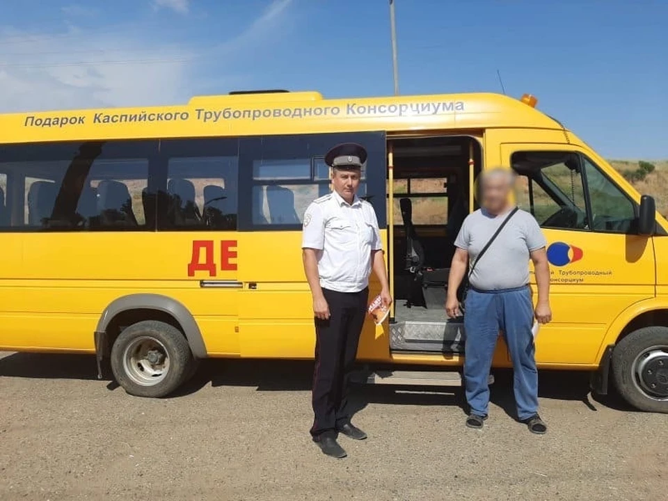 37 маршрутка астрахань. Водитель маршрутки. Полицейский автобус. Водитель маршрутки в Астрахани. Служебный автобус.