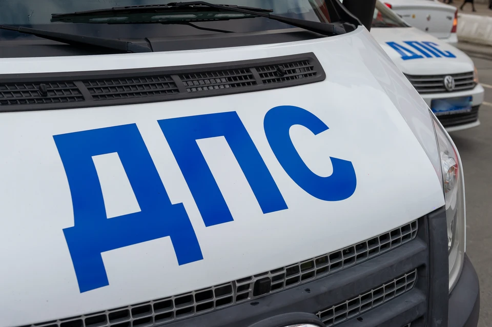 Полиция Гатчинского района проводит проверку по факту ДТП с участием микроавтобуса