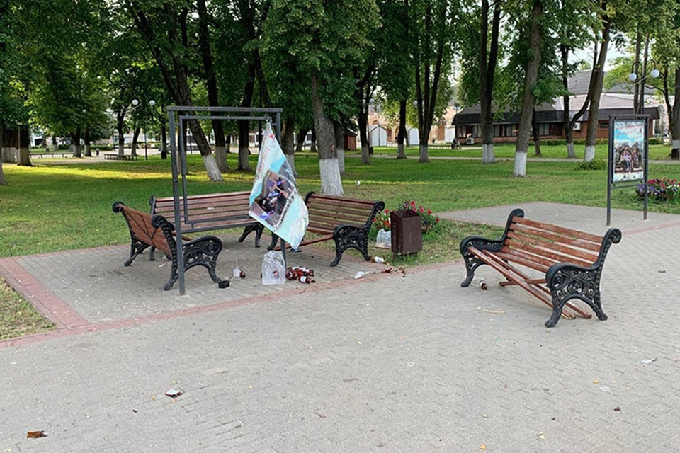 Вандалы разгромили сквер в Вышнем Волочке Фото: vk.com/club184541678 (администрация Вышневолоцкого ГО)