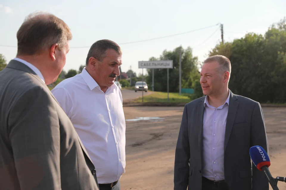 Михаил Евраев: Дорога Ярославль-Сабельницы востребована жителями близлежащих деревень, а в летний период - ещё и дачниками. Проверил ход работ, поговорил с подрядчиком. Ремонт - в графике. Фото: Телеграм-канал Михаила Евраева