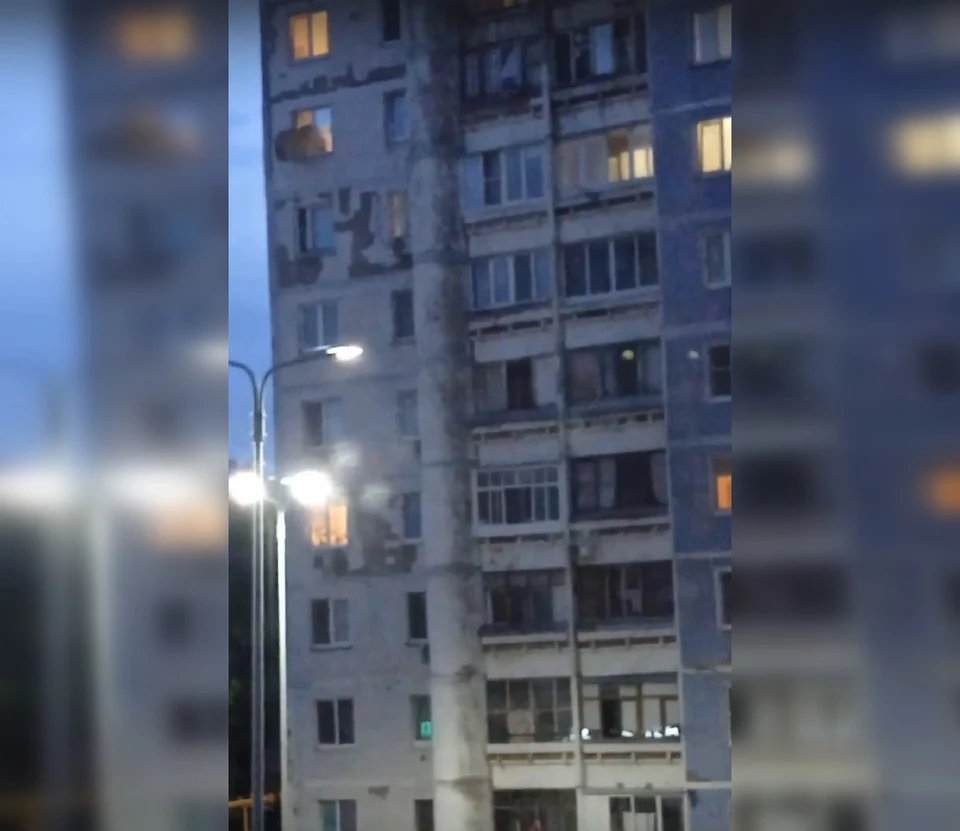 Диван отправили в полет жители одной из квартир по улице Миронова, 35А