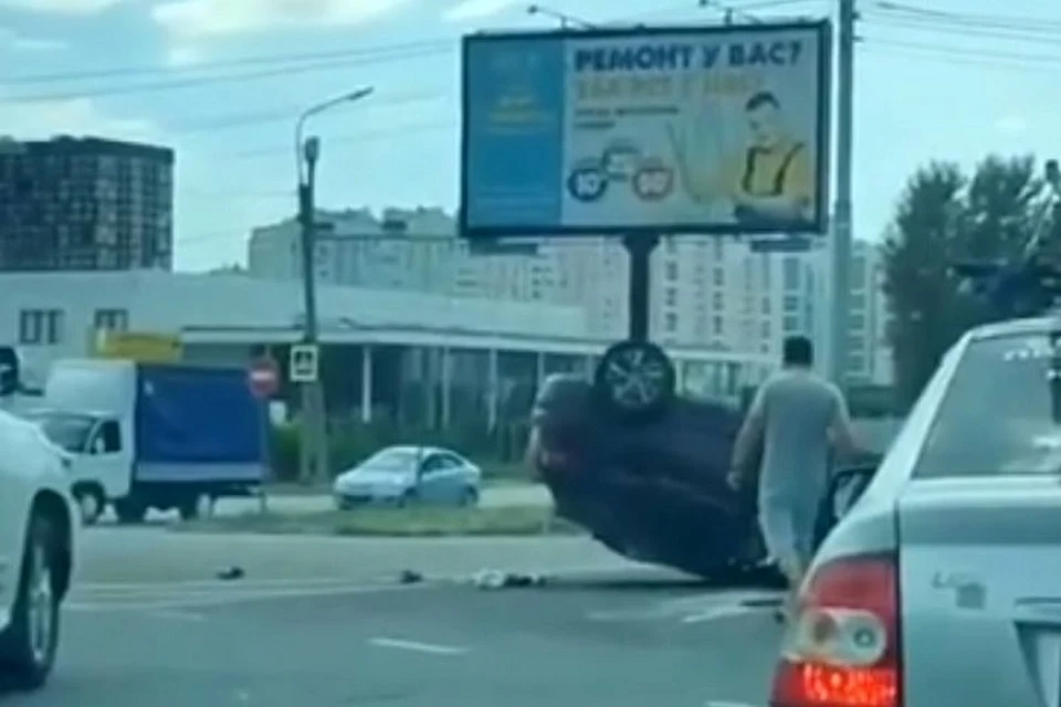Авто перевернулось прямо на проезжей части. Фото: группа в VK Ростов-Пара|Ростов-на-Дону