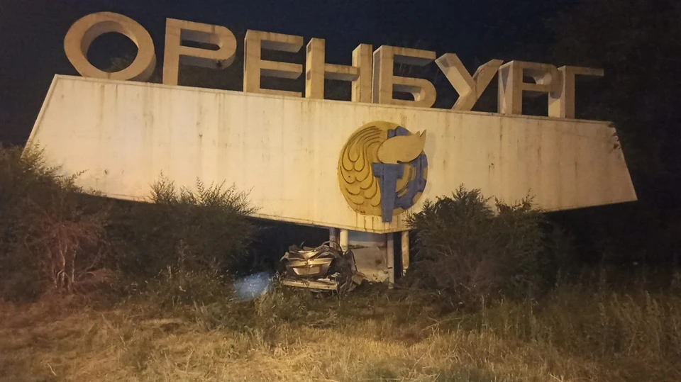 Водитель "Мерседеса" врезался в стелу на въезде