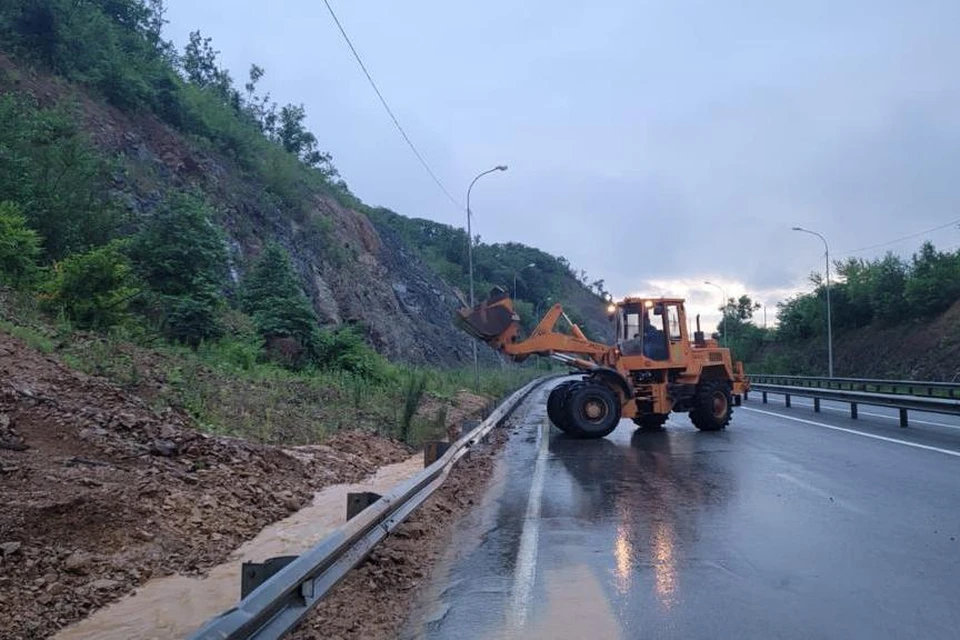 Обильные осадки в столице Приморья стали причиной схода грунта.