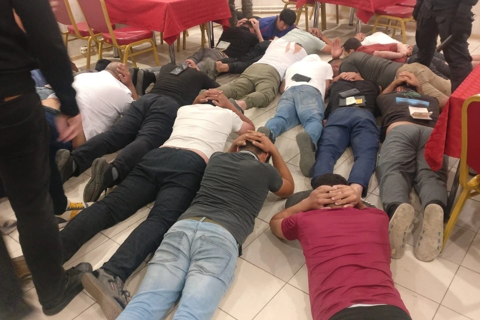 Силовики из ФСБ, МВД и ОМОН провели рейды в рязанских кафе по поиску иностранцев-нарушителей.