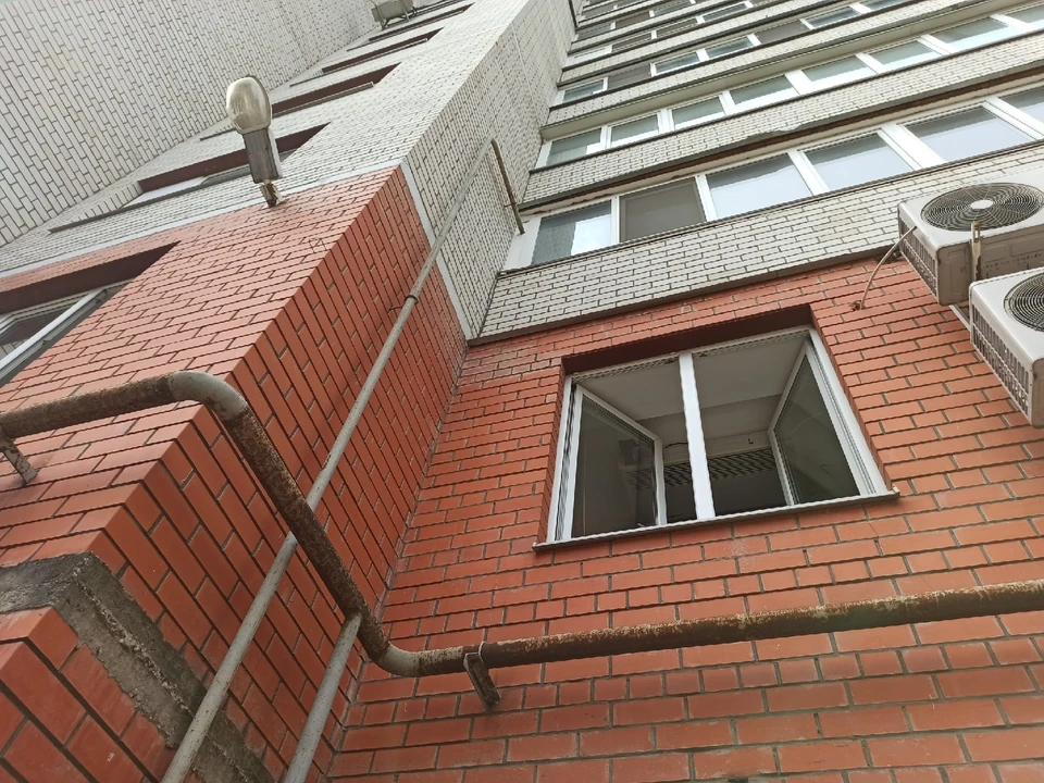 С началом сезона тепла в Тульской области двое детей выпали из окон, оперевшись на москитную сетку