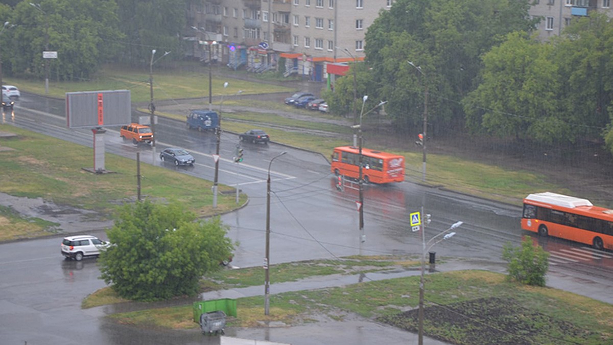 Последствия ливня в Нижнем Новгороде 18 июля 2022: Подтопленные улицы,  ушедшие под воду машины и пробки на дорогах - KP.RU