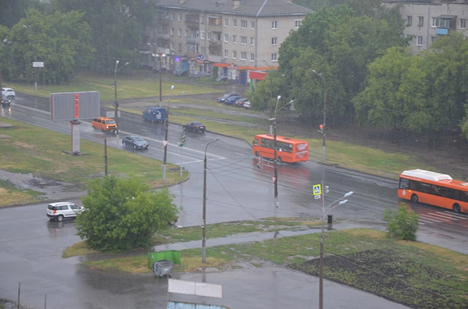 Последствия ливня в Нижнем Новгороде 18 июля 2022: Подтопленные улицы, ушедшие под воду машины и пробки на дорогах.