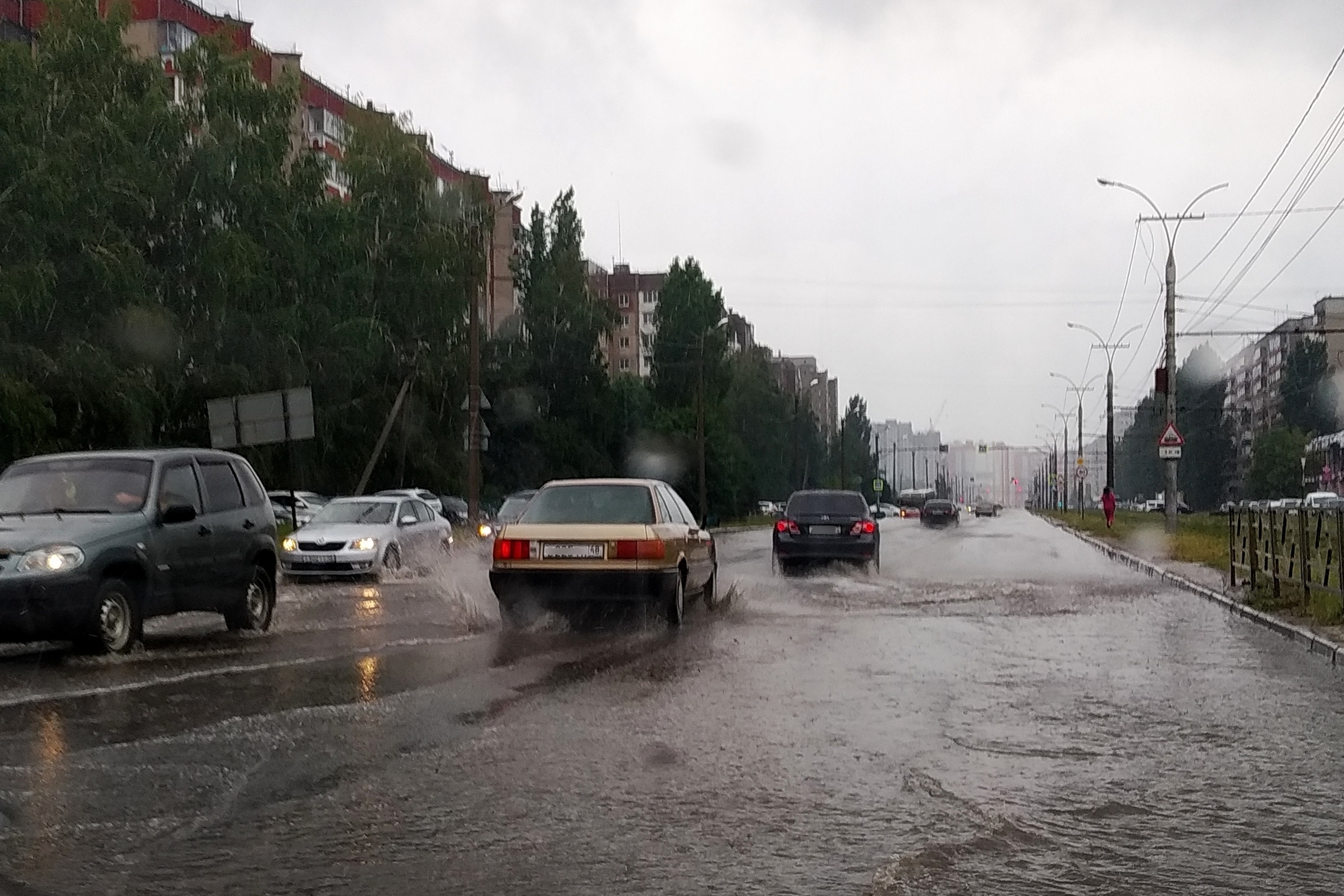 После липецка. Улицы после дождя. Ливень. Ливень и град. Липецк после дождя.