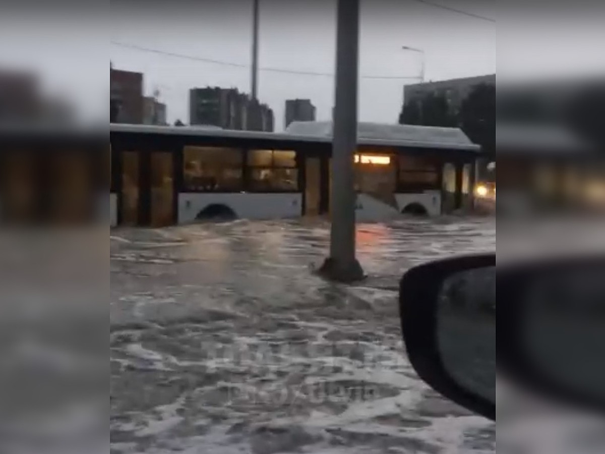 В Тольятти из-за сильного ливня затопило новую дорогу, автобусы движутся  вплавь - KP.RU