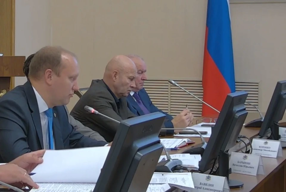 Дмитрий Вавилин (крайний слева) выступает с докладом губернатору на аппаратке в правительстве