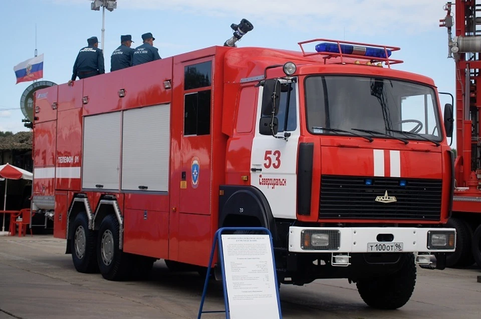 В настоящее время с возгоранием борются подразделения МЧС