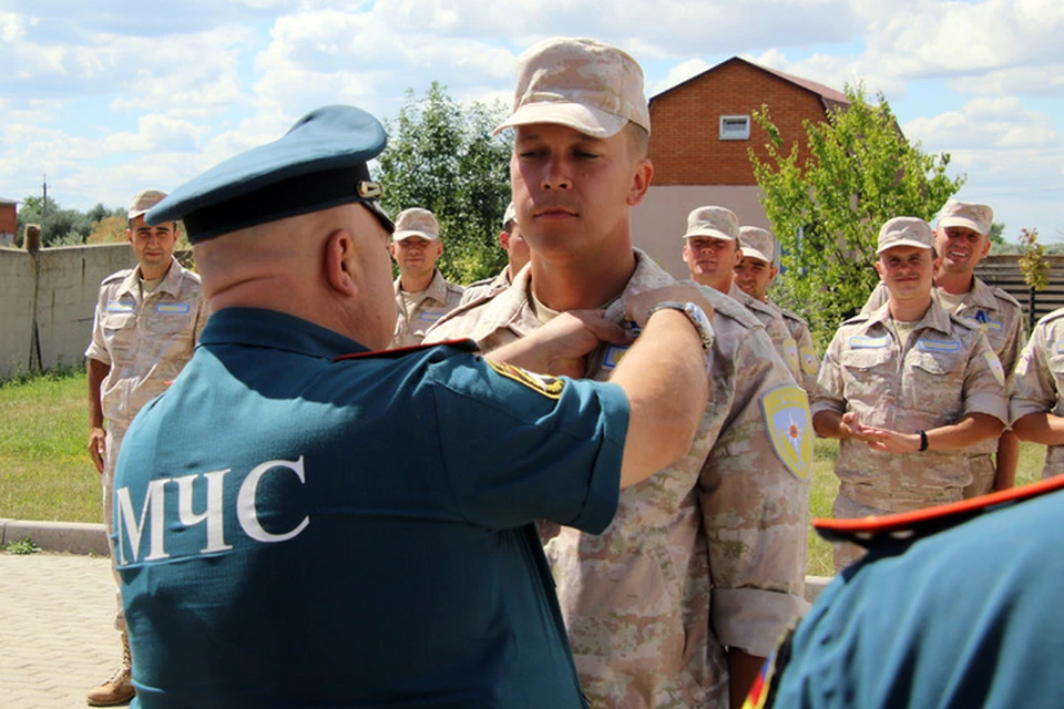 В ДНР Республике семерых российских спасателей наградили медалями «За разминирование». Фото: МЧС ДНР