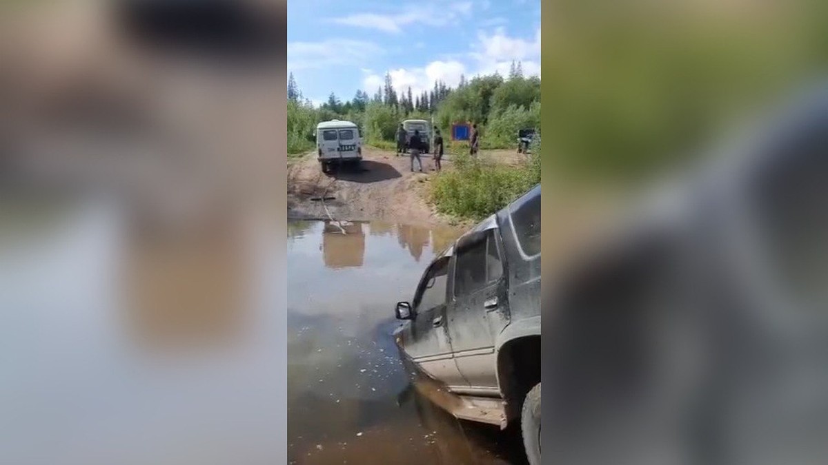 Капотом воткнулся в речное дно. В Якутии машинам пришлось «спрыгивать» в  реку со сместившегося моста - KP.RU