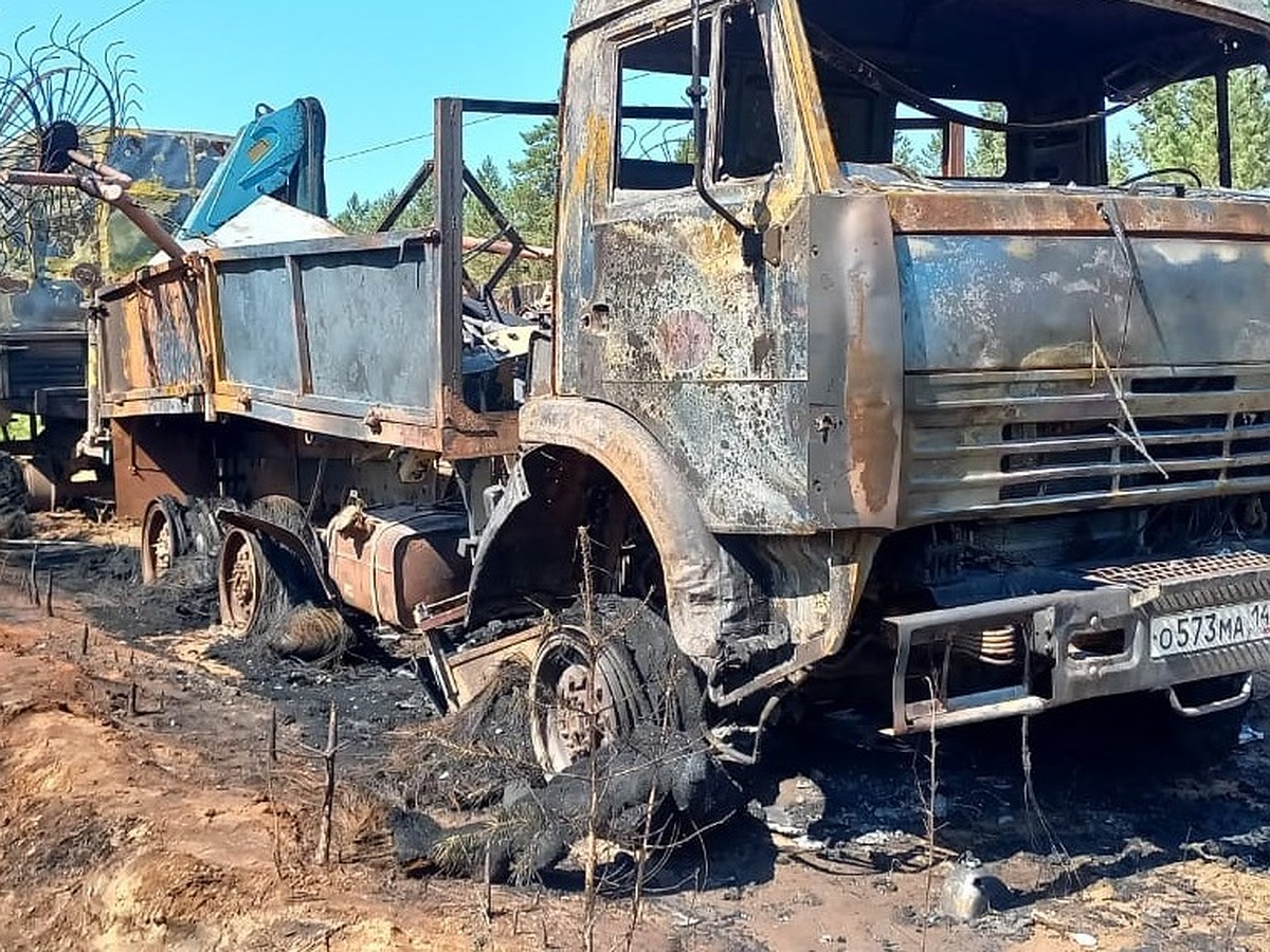 Поворот не туда. В Якутии водитель КАМАЗа погиб, свернув на лесную дорогу и  задев грузом электропровода - KP.RU