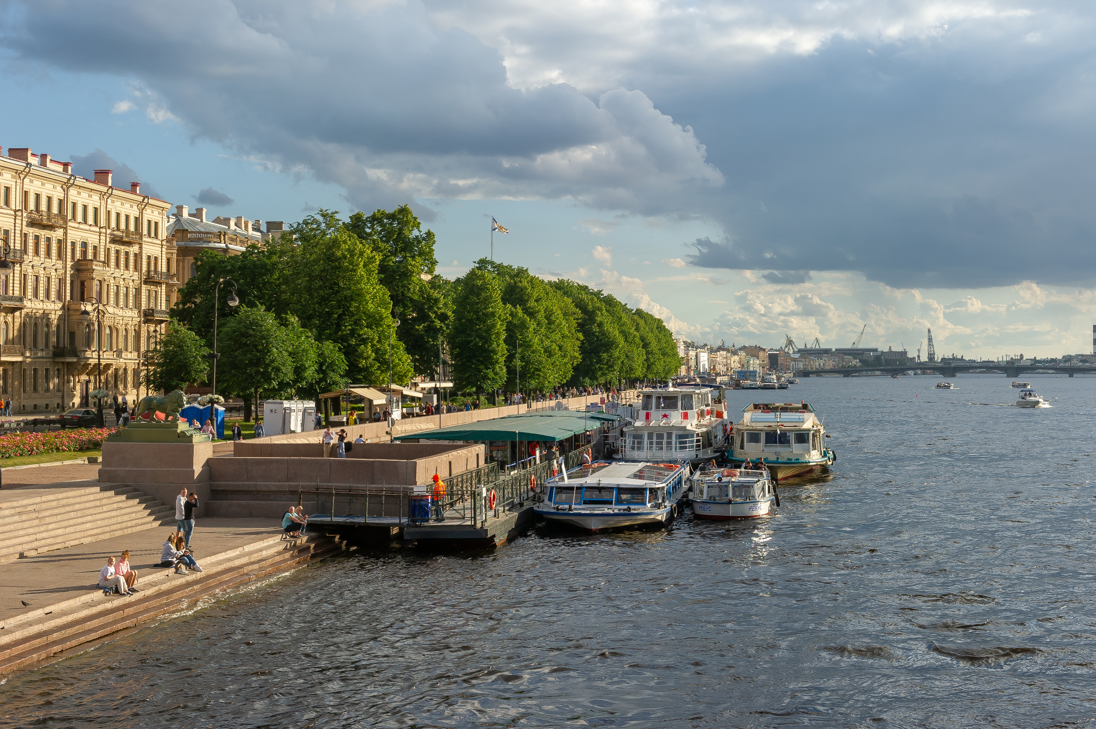 Петербург плюс. Румянцевский спуск СПБ причал. Спуск к набережной по Маяковского.