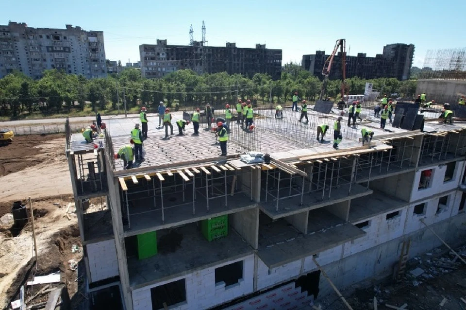 В Мариуполе появляются не только строительные вакансии, но их пока большинство. На фото — строительство нового жилкомплекса в Мариуполе. Фото: t.me/dnronline