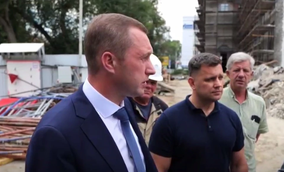 Роман Бусаргин у театра в Саратове