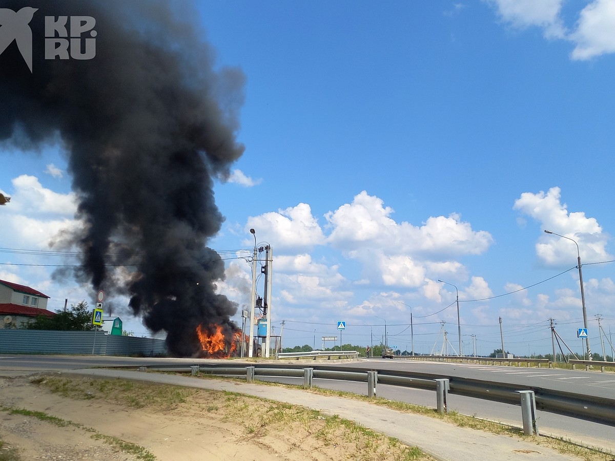 На въезде в Шумашь под Рязанью загорелся припаркованный автомобиль - KP.RU