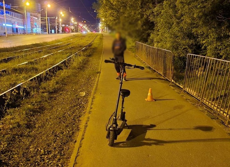 Около 00:40 малолетний водитель совершил наезд на 67-летнюю женщину. Фото :1-й отдел УГИБДД по Удмуртии