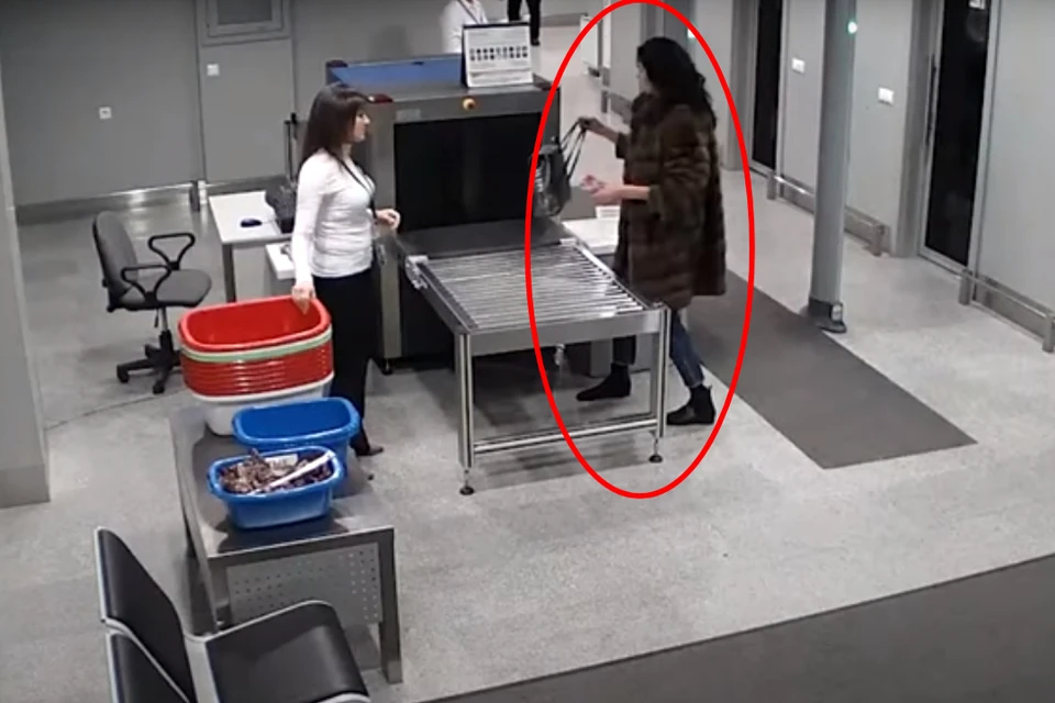 Момент, как женщина покидает Тюмень, попал на камеры видеонаблюдения в аэропорту. Фото: МВД России